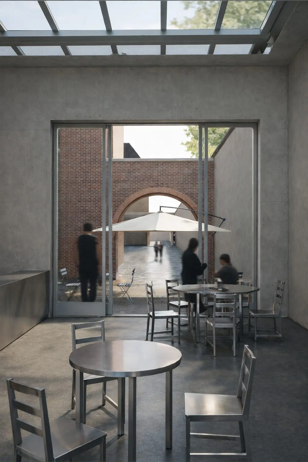 Blick aus dem Trafo Café in den Hof